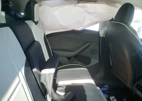 2024 Tesla Model Y z USA, uszkodzony, nr VIN 7SAYGDED5RA308071